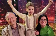Cu ce se ocupă părinții lui Rareș Prisăcariu, copilul minune din Botoșani care s-a calificat în finala „Românii au talent”