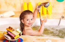 Cât de des trebuie să facă duș copiii. Specialiștii avertizează: Nu mai faceți această greșeală