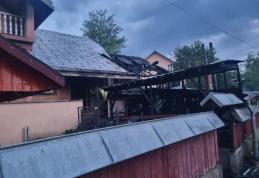 Acoperișul unei case și mai multe bunuri, distruse de un incendiu izbucnit seara trecută