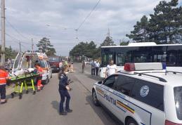 Minoră ajunsă la spital după ce a lovit cu motocicleta un autobuz și a ajuns sub roțile unei camionete - FOTO