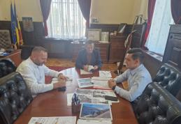 Au fost semnate contractele pentru lucrări de extindere rețele de apă și canalizare menajeră în Dealu Mare, Satu Nou și Loturi Enescu