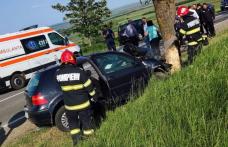 Accident pe drumul Dorohoi – Botoșani! Un tânăr a ajuns la spital după ce s-a izbit cu mașina într-un copac