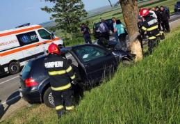Accident pe drumul Dorohoi – Botoșani! Un tânăr a ajuns la spital după ce s-a izbit cu mașina într-un copac