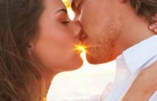 Sărutul franțuzesc poate transmite o boală care scade imunitatea pe viață