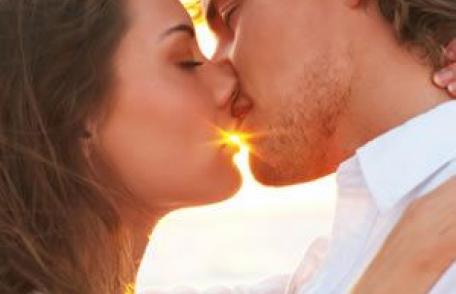 Sărutul franțuzesc poate transmite o boală care scade imunitatea pe viață