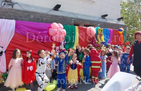 O zi ca în basme, plină de surprize pentru copiii dorohoieni - Parada personajelor de basm - FOTO