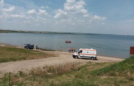 Bărbat de 40 ani, dispărut în Lacul de acumulare Stânca-Costeşti. Pompierii îl caută cu bărcile - FOTO