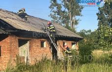 Incendiu izbucnit la o clădire dezafectată din Dorohoi. Pompierii au intervenit pentru stingere – FOTO