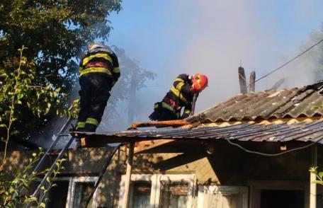 Bucătăria și acoperișul unei case din Cristinești cuprinse de un incendiu - FOTO