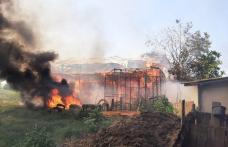 Incendiu puternic într-o gospodărie din comuna Suharău. 80 de tone de furaje s-au făcut scrum - FOTO