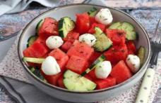 Salată de pepene verde, feta, avocado și castraveți