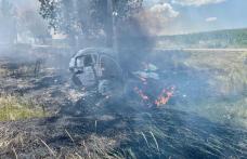 Un autoturism parcat lângă un lan de grâu a luat foc. Focul s-a extins și la cultura de cereale - FOTO