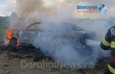 Mașină cuprinsă de flăcări pe un câmp din comuna Vârfu Câmpului - FOTO
