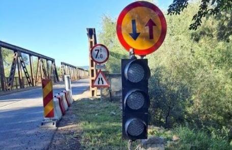 Caz incredibil pe drumul Dorohoi - Suceava! Bateria semaforului de la podul de peste Siret a fost furată