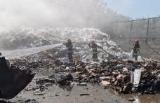 Incendiu la stația de sortare și transfer deșeuri din Dorohoi. Au ars peste 27 de tone de gunoi și deșeuri plastice - FOTO
