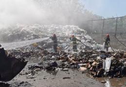 Incendiu la stația de sortare și transfer deșeuri din Dorohoi. Au ars peste 27 de tone de gunoi și deșeuri plastice - FOTO