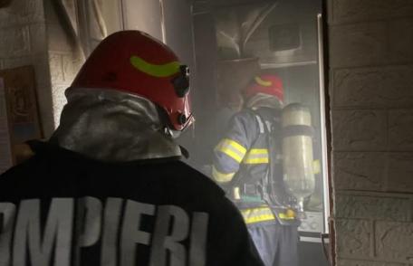 Incendiu izbucnit într-o garsonieră din Botoșani din cauza unei lumânări lăsate aprinse - FOTO