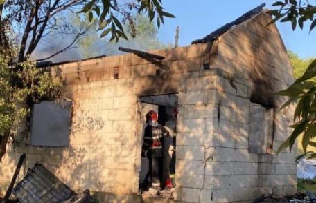 Un bărbat din județul Botoșani a rămas fără acoperiș deasupra capului în urma unui incendiu