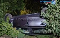 Accident în Loturi Enescu! O mașină a ieșit de pe carosabil și s-a răsturnat într-o curte - FOTO