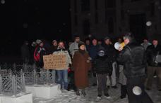 Dorohoi (VIDEO): Aproape 70 de oameni au protestat pe platoul din fața Primăriei