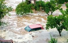 După incendii, grecii se confruntă cu inundații devastatoare. A plouat într-o zi cât într-un an