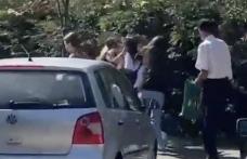 Două eleve din Botoșani s-au bătut cu pumni și picioare în plină stradă, în prima zi de școală