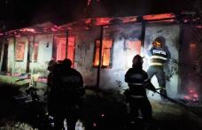 Casă și anexă cuprinse de flăcări la Stroiești