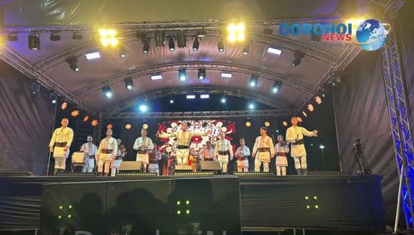 Tradiție și armonie: Ansamblul „Plăieșii” a încântat publicul dorohoian la Zilele Municipiului Dorohoi 2023 - FOTO