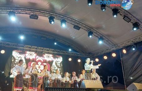 Artiștii locali au transmis tradiția prin muzică pe scena din centrul municipiului Dorohoi – FOTO