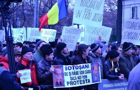 Deputatul Andrei Dolineaschi alături de protestatarii de la Arcul de Triumf