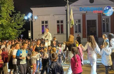 Vocea interpretului Grigore Gherman a atins sufletele publicului dorohoian la Zilele Municipiului Dorohoi 2023 - FOTO