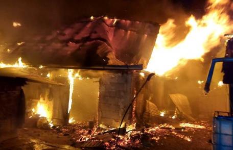 Incendiu violent noaptea trecută, într-o gospodărie din localitatea Mihai Viteazu - FOTO