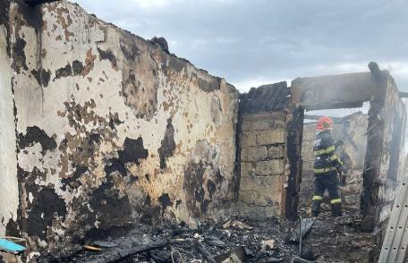 Doi bătrâni din Străteni au rămas fără casă după ce au folosit substanțe inflamabile lângă focul deschis