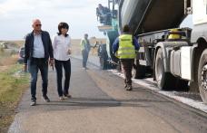 Covor asfaltic nou pe drumul spre Dângeni - FOTO