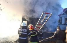 Doi bătrâni au rămas fără acoperiș deasupra capului după ce casa le-a fost cuprinsă de flăcări
