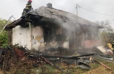 Locuință din Brăești cuprinsă de flăcări după ce proprietarul a lăsat un foc nesupravegheat