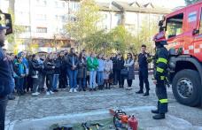 Peste 80 de elevi ai școlii „Cornerstone” au vizitat Detașamentul de Pompieri Dorohoi - FOTO