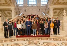 Elevi recompensați cu o vizită la Muzeul Militar Național și Palatul Parlamentului de deputatul Alexandra Huțu