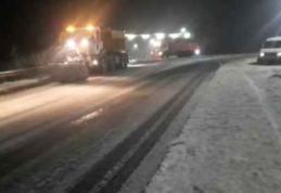 Atenție șoferi! Se circulă în condiții de iarnă pe mai multe sectoare de drum din zonele înalte!