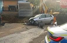 ACCIDENT la Dorohoi! Un camion a izbit un buldoexcavator, două autoturisme și s-a oprit în gardul unei case – FOTO