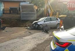 ACCIDENT la Dorohoi! Un camion a izbit un buldoexcavator, două autoturisme și s-a oprit în gardul unei case – FOTO