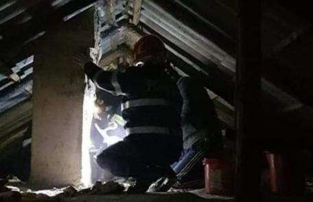Casă din comuna Bălușeni în pericol din cauza unui incendiu izbucnit în jurul coșului de fum