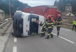 Accident între un microbuz şi un autocamion în Suceava. Autoritățile au declanşat Planul Roşu de intervenţie