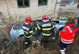 Accident la Dorohoi! O femeie a ajuns la spital după ce a pierdut controlul volanului și s-a izbit într-o clădire – FOTO