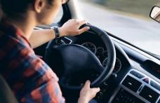 Tânăr de 18 ani cercetat după ce a condus fără permis și în stare de ebrietate o mașină sustrasă de la un prieten