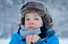 Cum îmbrăcăm corect copilul în sezonul rece? Trebuie să spulberăm mitul...