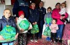 Moș Nicolae a fost ajutat de polițiști în distribuirea de cadouri unor copii din Ungureni, Mitoc, Flămânzi și Rădăuți Prut – FOTO