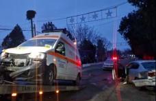 O ambulanță care transporta un pacient la Iași a fost implicată într-un accident rutier