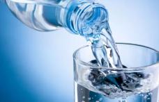 Conform unui nou studiu, apa îmbuteliată conține de o sută de ori mai multe particule din plastic decât era estimat