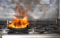 O oală cu mâncare uitată pe foc a pus în pericol locatarii unui bloc din Botoșani